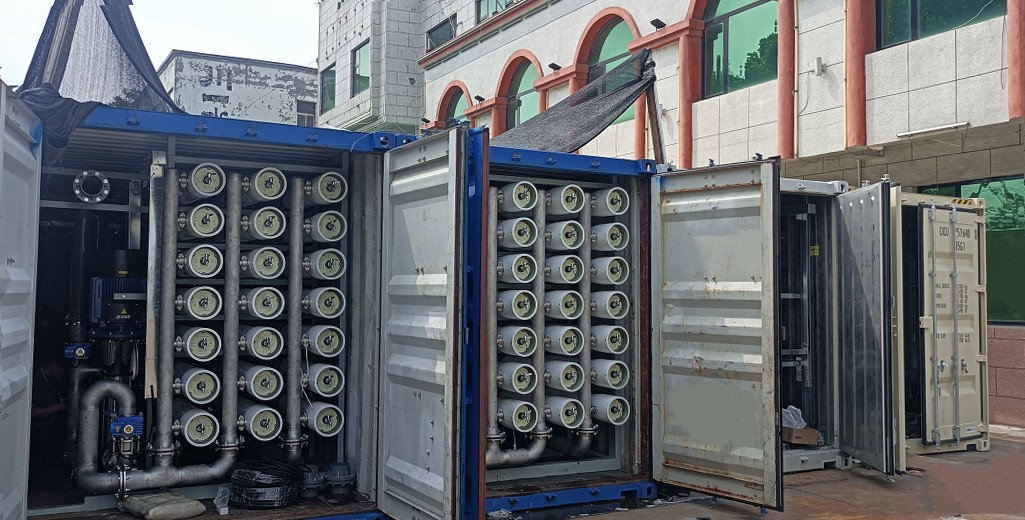 【川一股份】出口孟加拉國2套集裝箱式100T反滲透設備發青島港